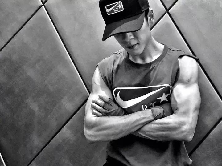 男星秀肌肉"上瘾"韩东君man爆,白敬亭深藏不露,窦骁吓死人