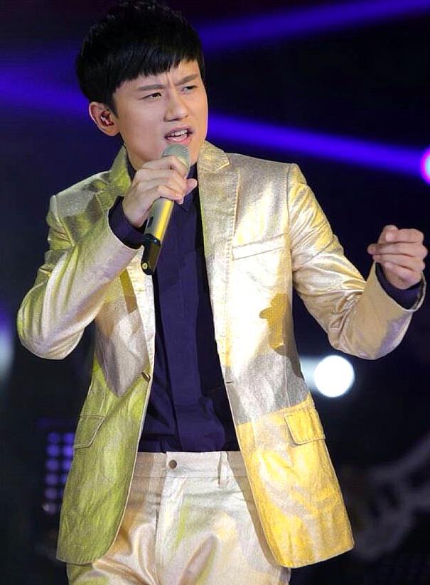 张杰的一组舞台造型,声情并茂,每套穿搭尽显深情感.