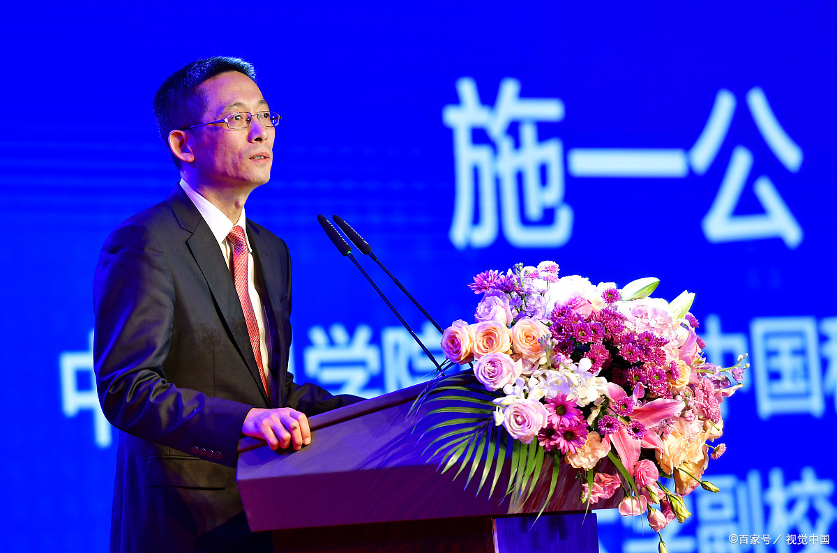生物学家施一公说,男子汉大丈夫把钱作为最重要的东西去奋斗,那就完蛋