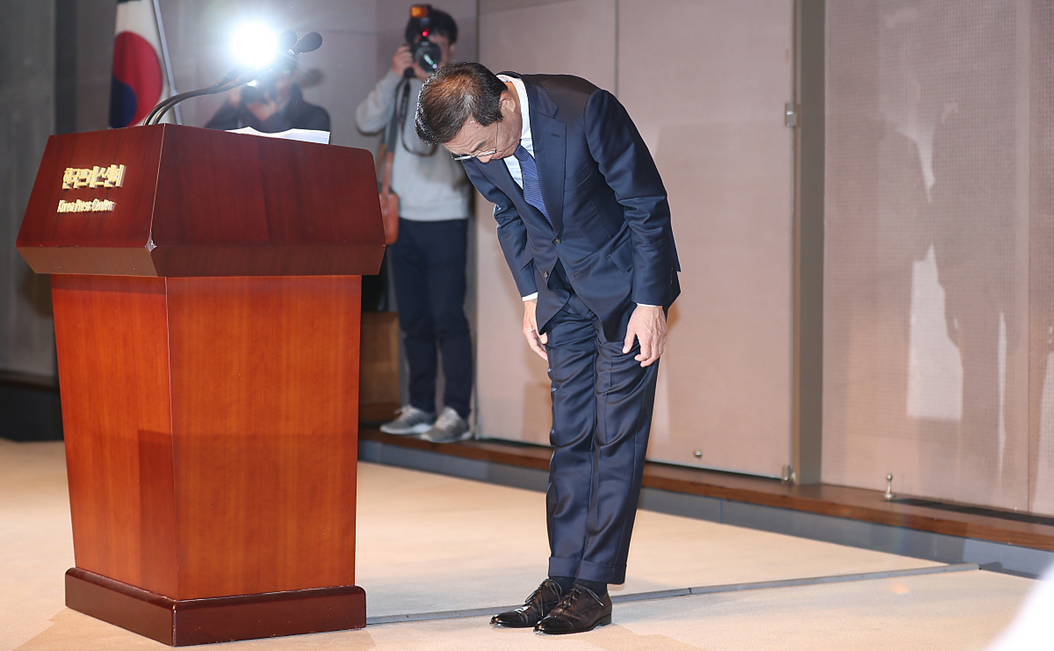 "来不及多想,一想到她受了伤害,马上就赶到她家