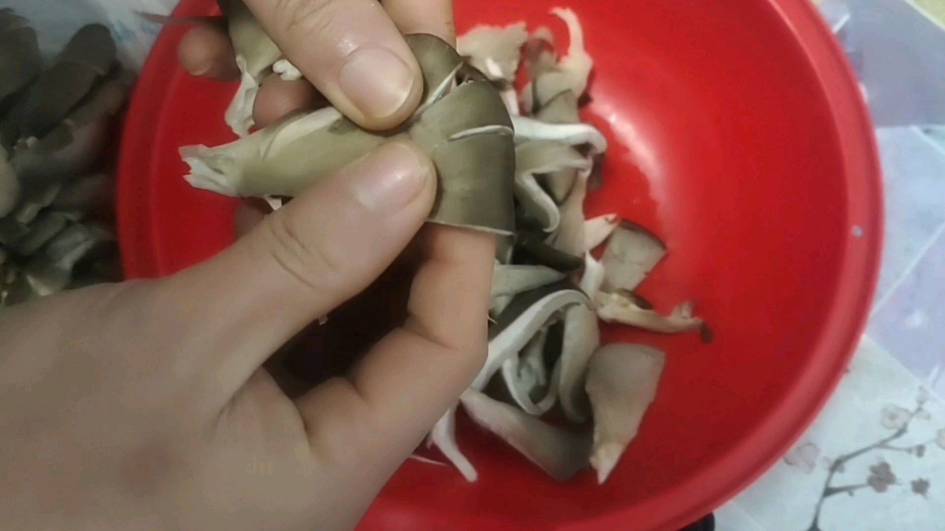 今天起的非常早,炒一盘清炒平菇