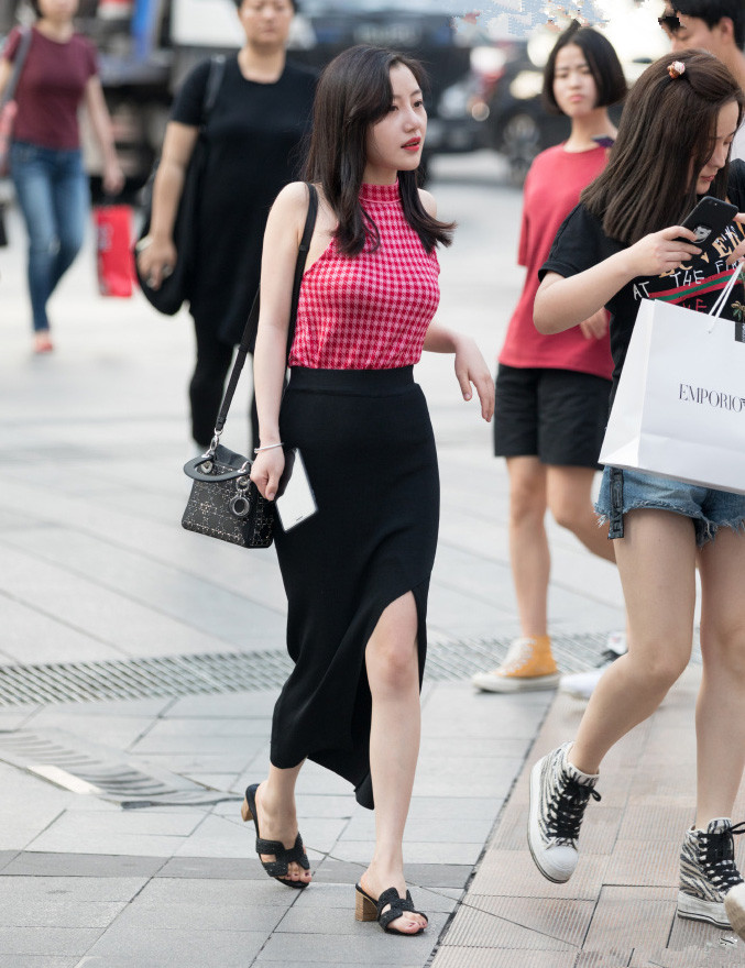 街拍:长相甜美美女,格子上衣配黑色开叉长裙,秀出曼妙的好身材