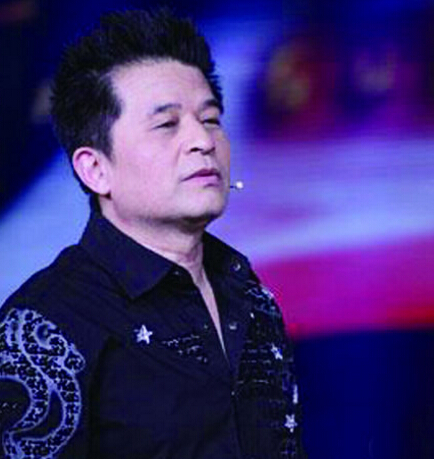 60岁毕福剑近照曝光,身材发福面部略显臃肿,"双下巴"