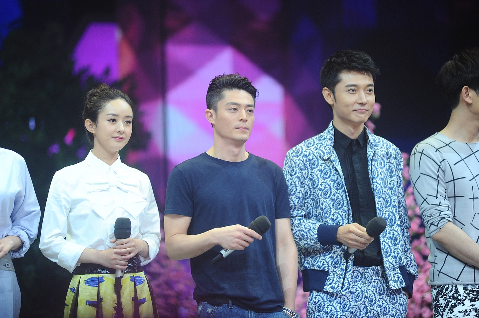 在某颁奖典礼上,郑恺让赵丽颖陷入尴尬,网友质疑其言辞不礼貌.