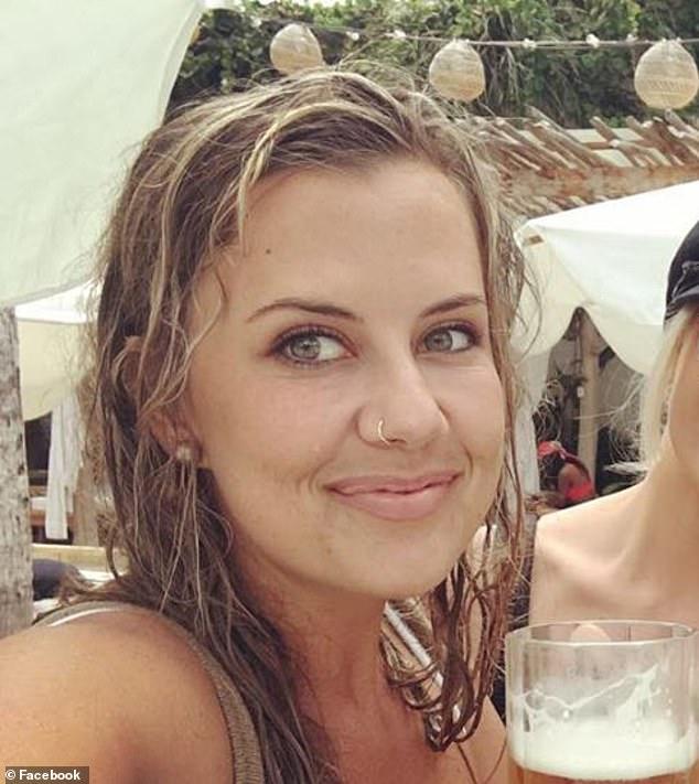 澳洲土著女从小肤白如白人,自感羞愧痴迷美黑,肤色不黑不敢出门