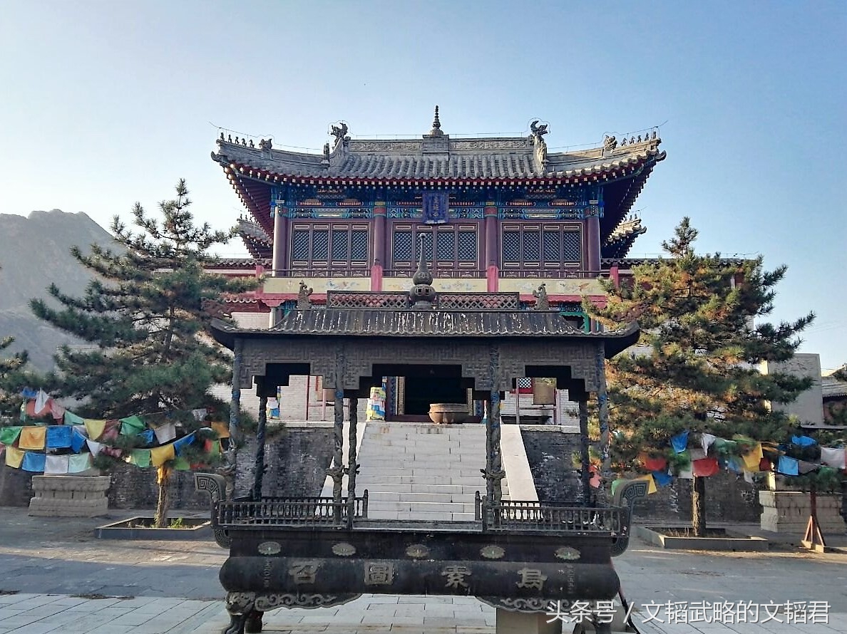 乌素图召,位于呼和浩特市区西北方向约12公里的大青山南麓.