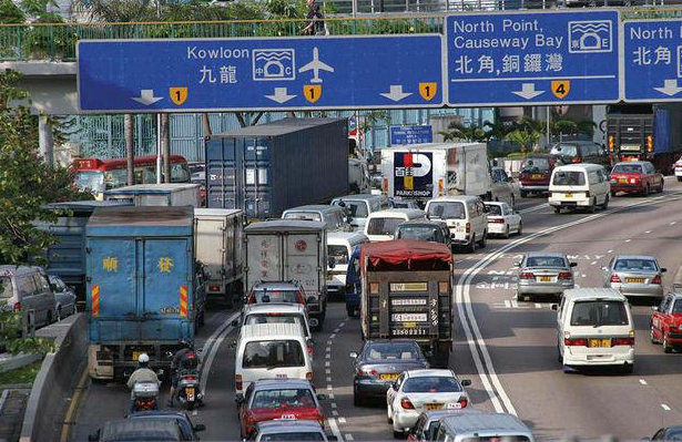 在香港开卡车是种怎样的体验?月薪2万港币,交警还不敢随便拦车