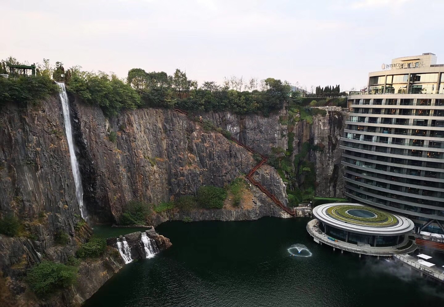 上海市松江区的深坑酒店有了开业迹象,本身还会提供
