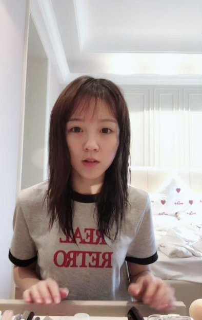 莉哥素颜直播化妆,粗糙"大妈"秒变清纯少女,网友:双眼皮割的