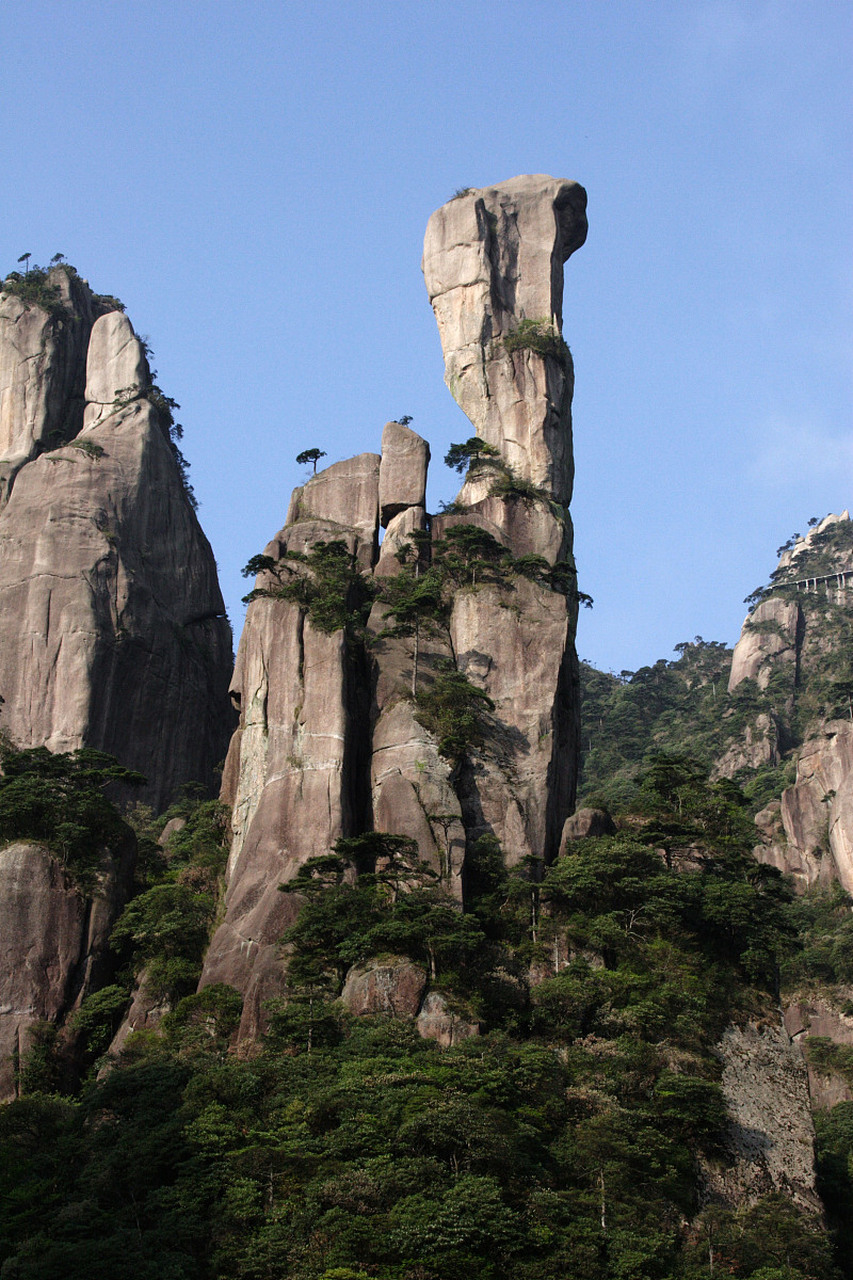 登上三清山,眼前的美景令人陶醉.