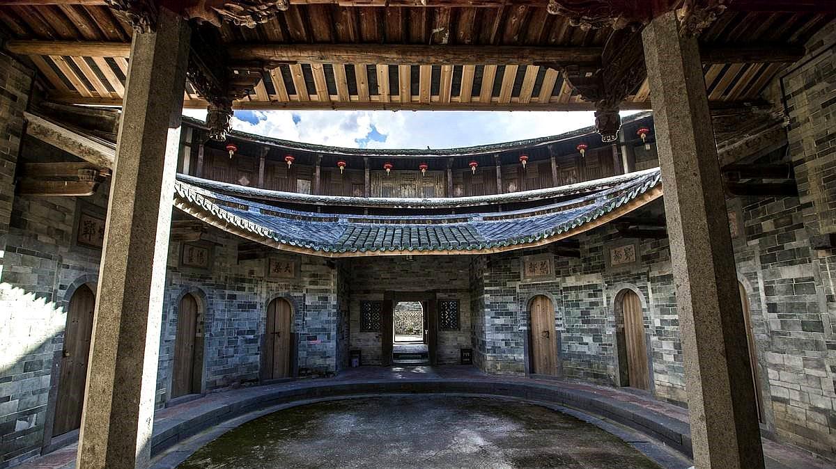 福建土楼,是客家人一个家族的"集体宿舍"体现了客家人强烈的家族理念.