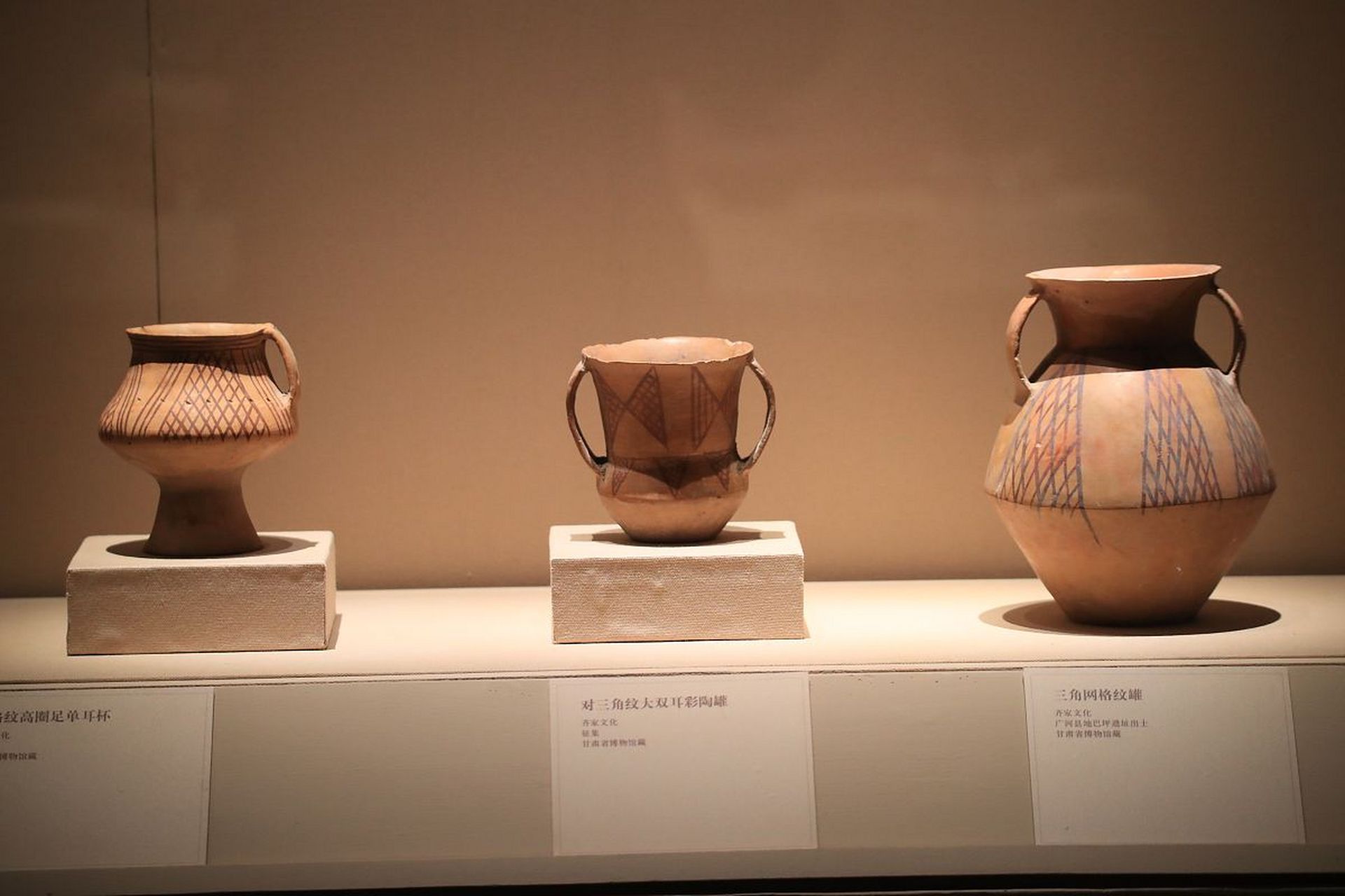 距今7000年左右的仰韶文化时期,中原大地迎来了史前艺术的第一个黄金