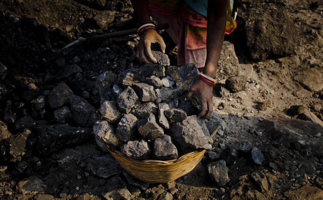 实拍:印度非法矿场下的廉价妇女劳工