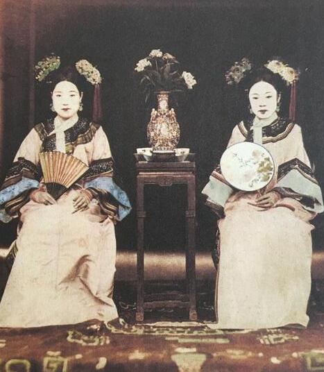 清朝贵妇的真实样子:喜欢使用指甲套,似乎成为身份的