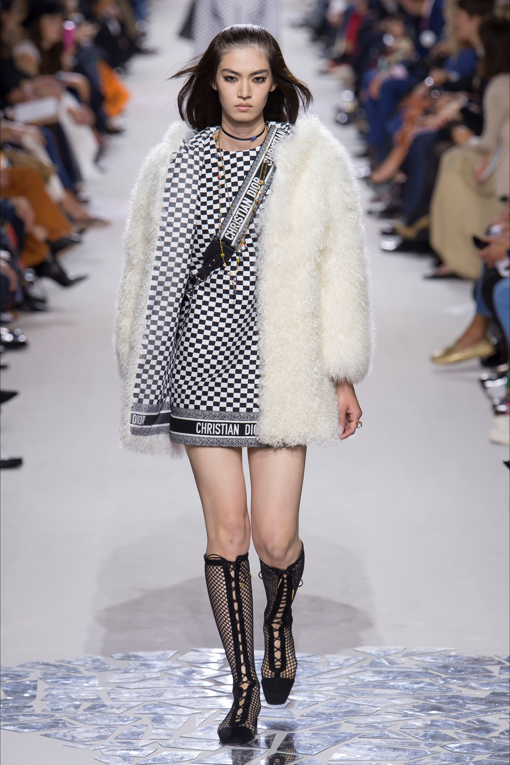 时装周:模特穿搭精致,造型别出心裁,流露出时尚感活力四射