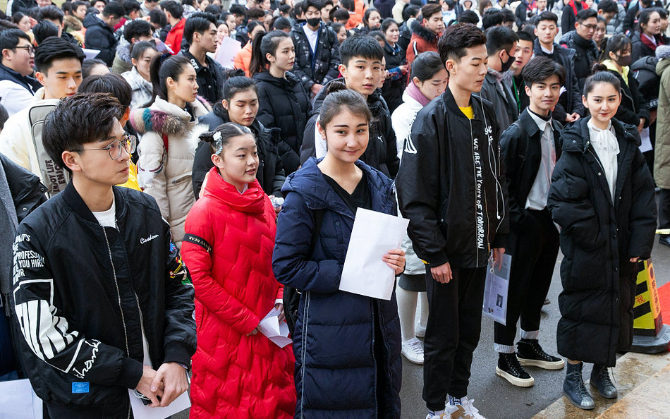 南艺开考万名学生云集,俊男靓女成校园风景,为吃这碗饭挤破头!