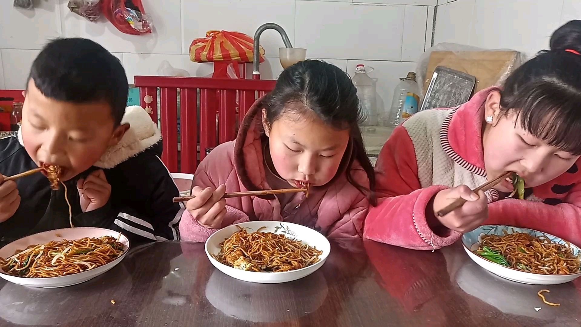 一元绿豆芽两元面条三个鸡蛋,做了道特色小吃炒面,味道棒棒的