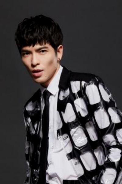 贾静雯小女儿波妞长大了,现在长相酷似萧敬腾,网友:小雨神?