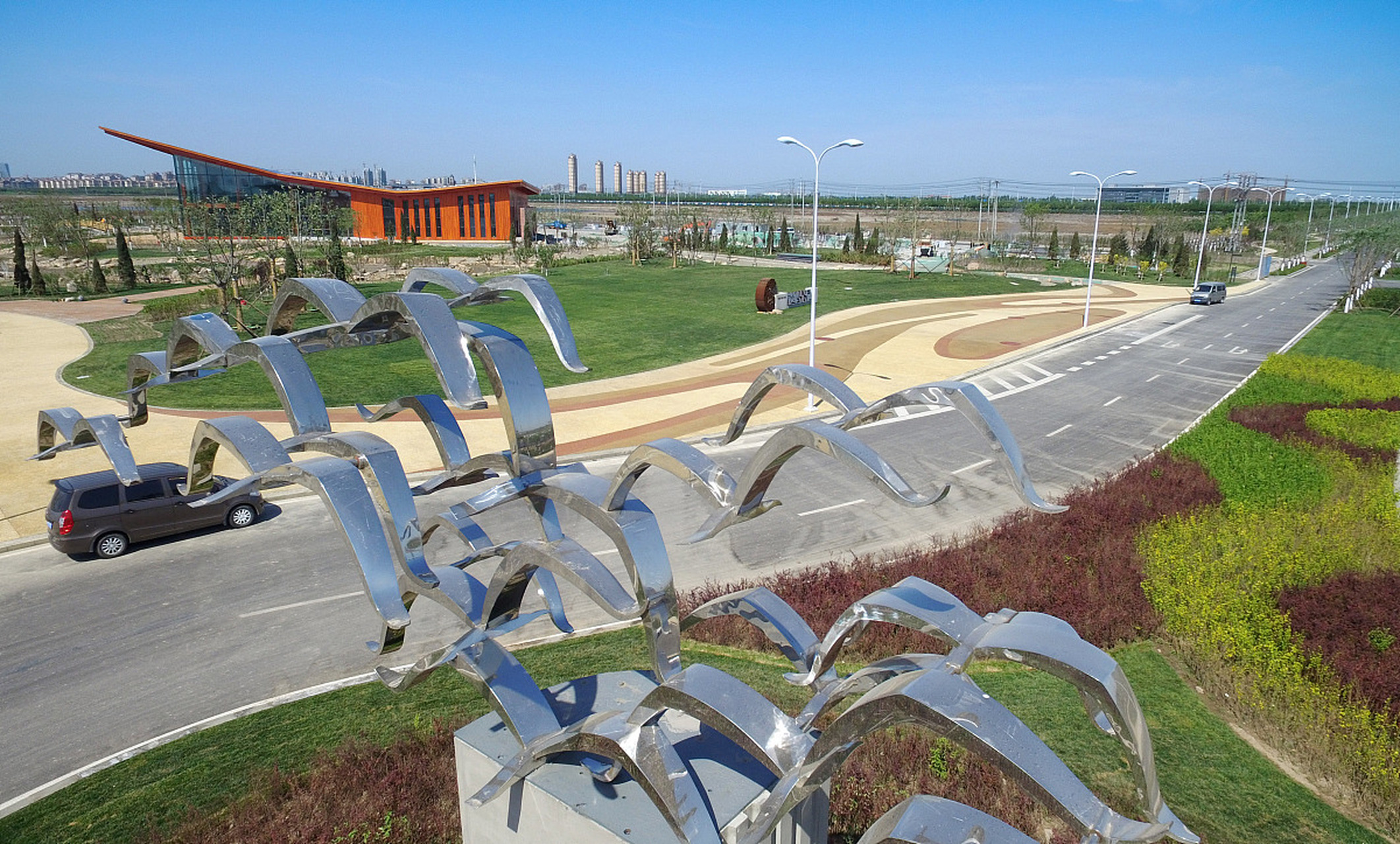 群力体育公园是一个综合性体育公园,拥有丰富的室内和室外体育设施.