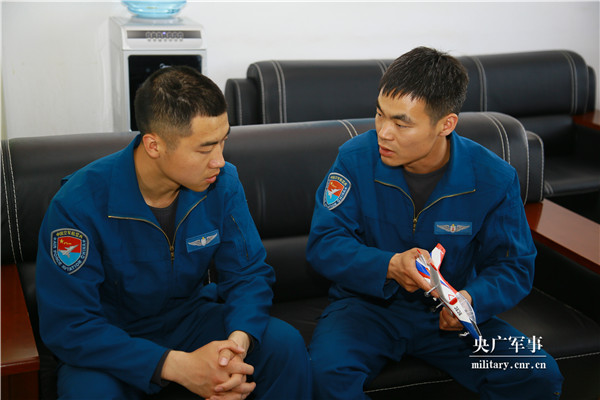 空军西安飞行学院某旅组织学员全武器轰炸射击训练