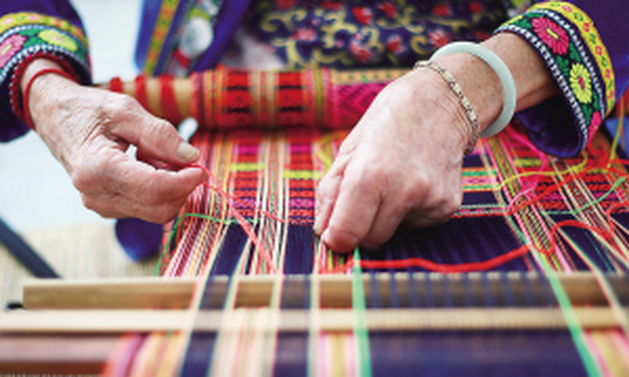 在棉纺织品普及之前,野麻纺织品在黎族地区盛行.