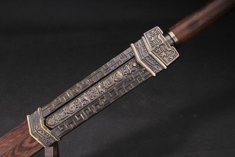 世界四大"镇山神剑",中国拥有三把,至今无人拔得出来!