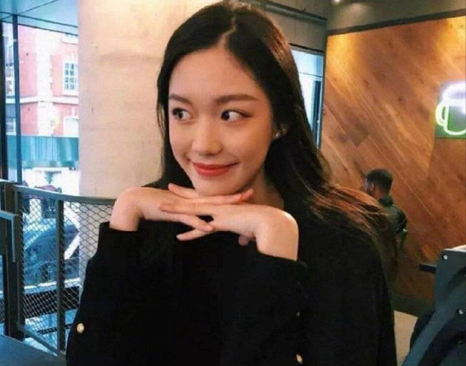 王一博被逼否认绯闻,哥哥被迫否认出道,綦美合却始终沉默