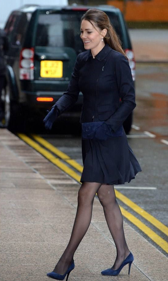 凯特王妃穿膝盖以上的裙子,露美腿太漂亮,皇室气质藏不住!