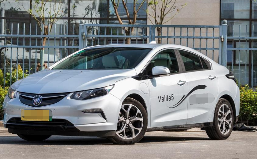 别克velite5前排空间很充足采用了真皮运动座椅,其腰部以及腿部侧翼均