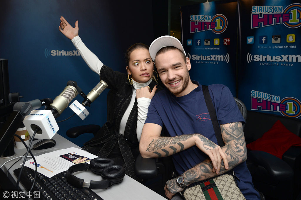 这个主播有点萌!瑞塔·奥拉电台录节目狂搞怪  秒切主播专业派头足