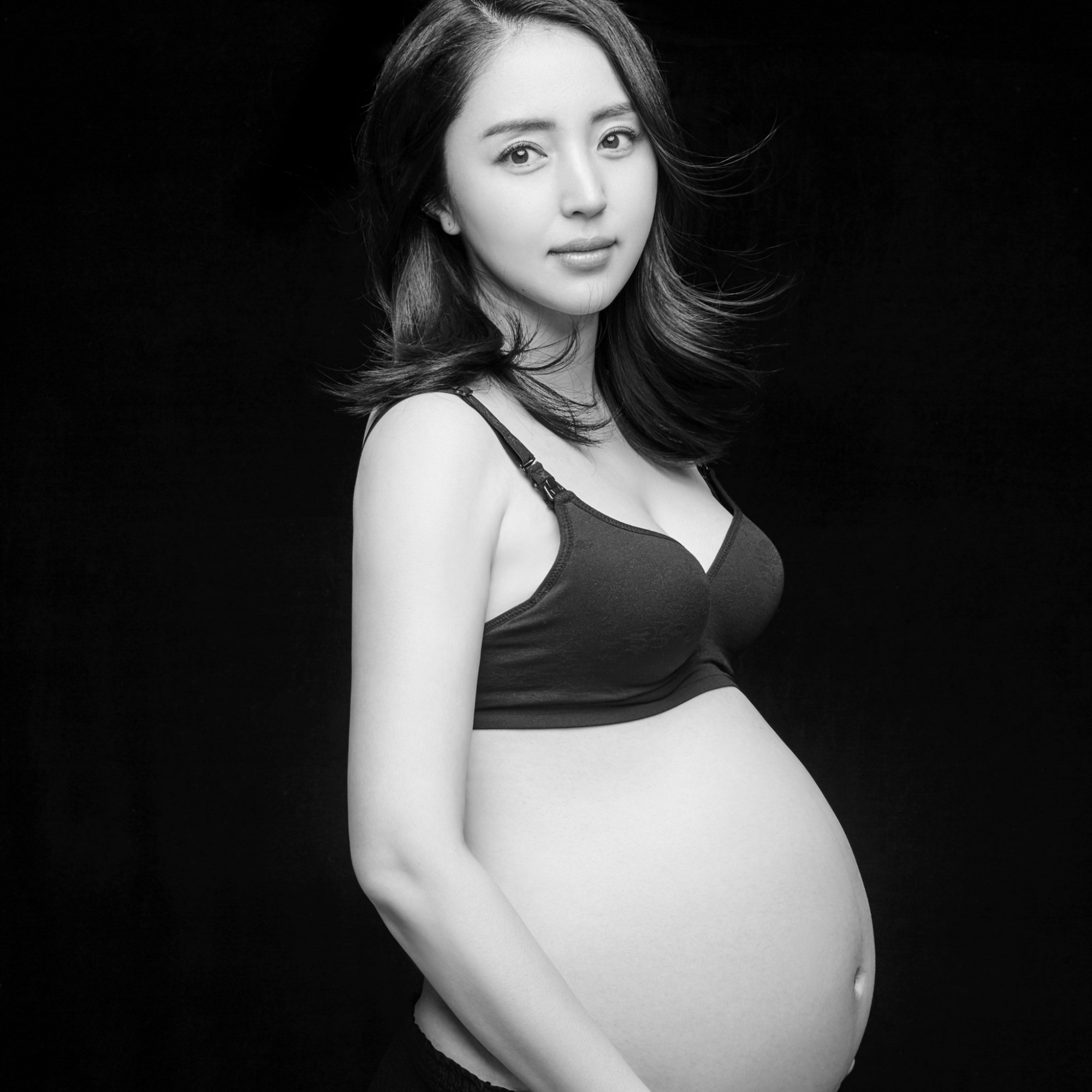 董璇性感孕照黑白写真,犹如一道绚丽而神秘的风景