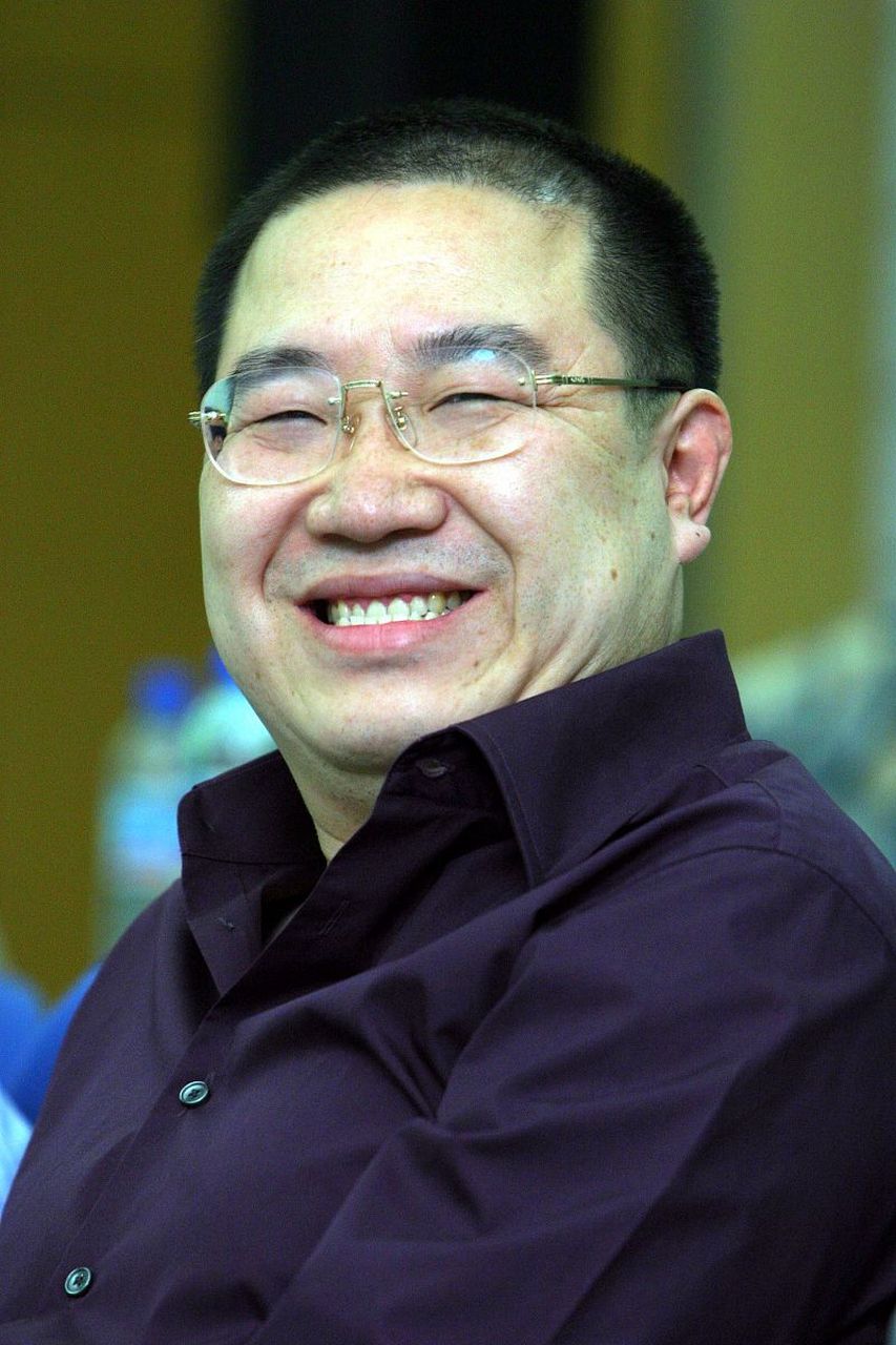 2003年,英达的父亲英若诚去世,长孙巴图希望能够送爷爷最后一程,但