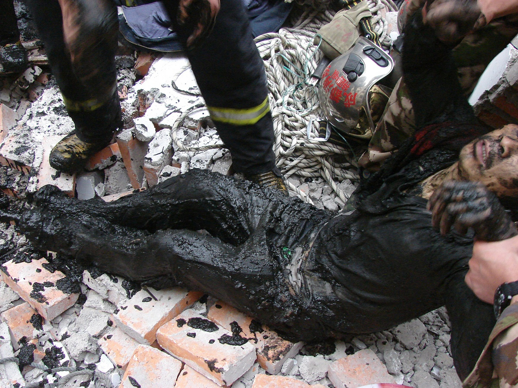 一天,和村里的小伙伴相约去炸粪坑,我把大鞭炮点燃,快速扔了下去,结果