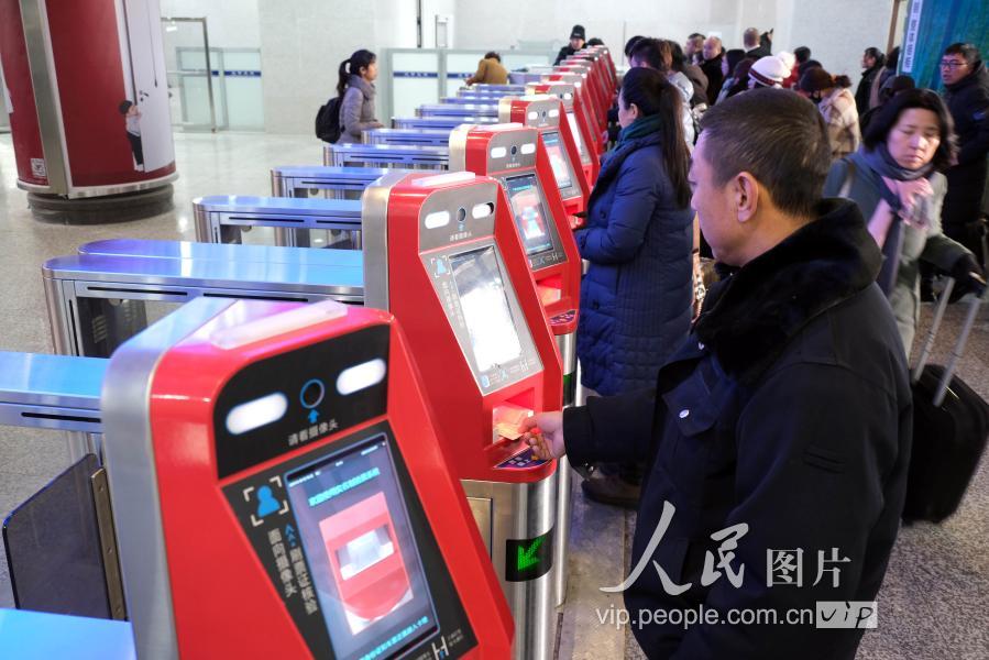 沈阳北站增设改造智能人脸识别系统 乘客"刷脸"进站只需三秒