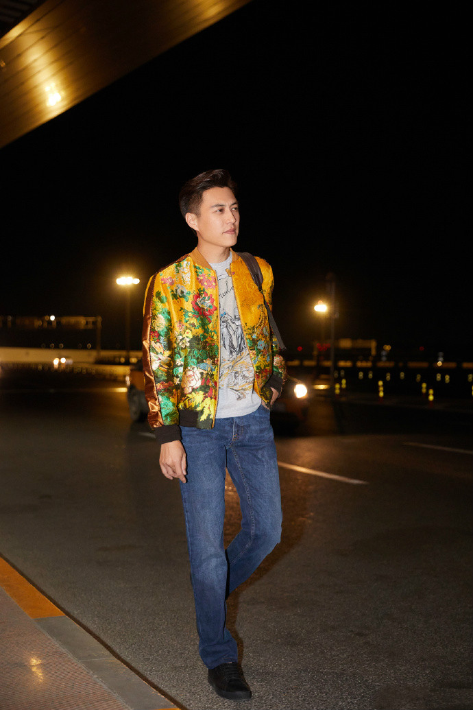 靳东高调扮嫩!黄色提花夹克时尚儒雅,配牛仔裤帅成18岁小伙!