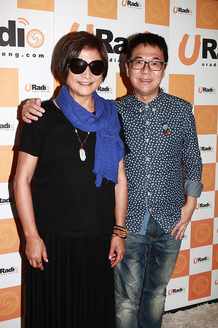 在功夫女星郑佩佩迎来77岁生日的这一天,她的子女原子鏸和原和玉姐弟