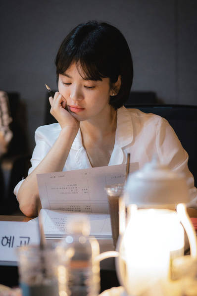 韩剧《男朋友》即将开播 宋慧乔朴宝剑甜蜜剧照发布