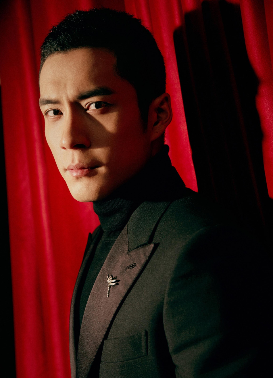 韩东君一组写真曝光,他身穿简约的黑色礼服,干练绅士,挺拔身形尽显