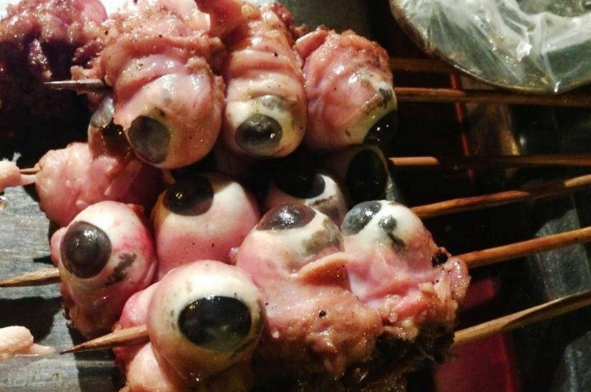 烤蝼蛄,蝼蛄农村叫它土狗子,是一种啃食植物根茎的害虫.