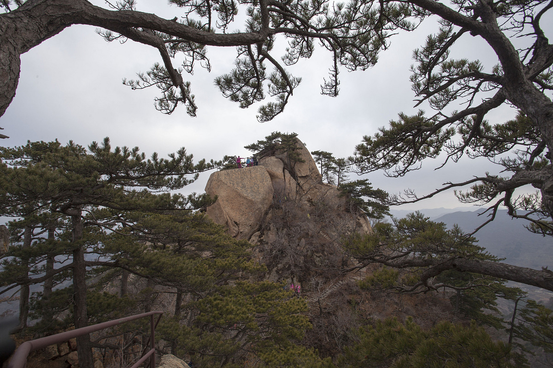 辽宁鞍山旅游景点攻略: 1,千山风景名胜区 位置:位于鞍山市中心东南约