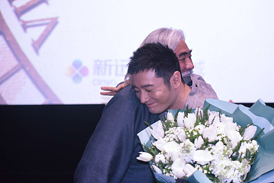 黄晓明与恩师张纪中相互问候,并谈了对新片的观后感