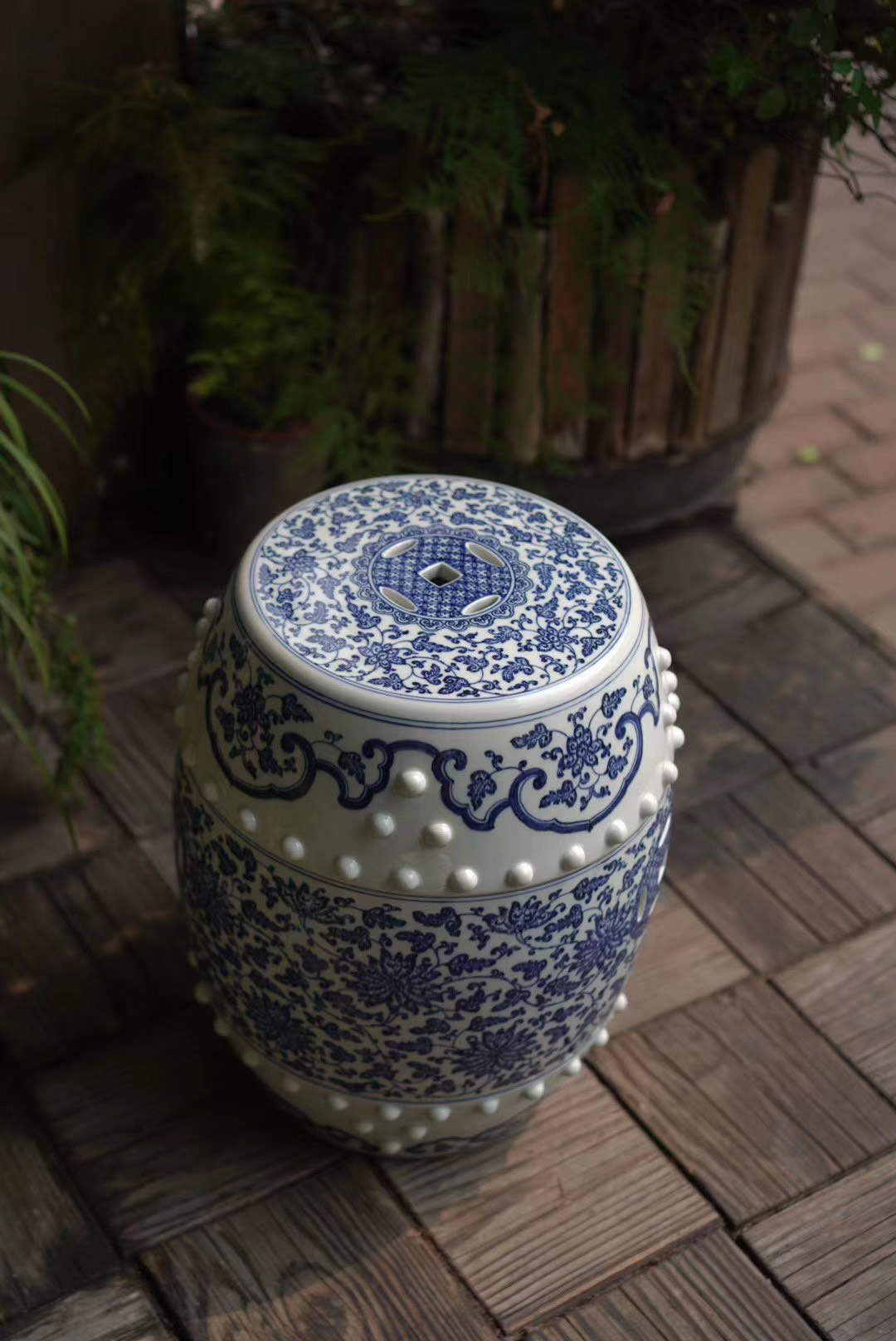 青花瓷,缠枝莲圆鼓凳