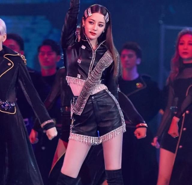 有种"肥而不腻"叫热巴, 穿"5cm皮裤"扭胯, 成直男眼中的心头肉