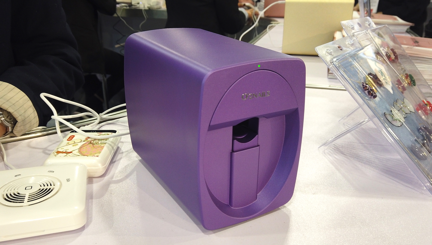 多家公司推出智能美甲机:可打印任何图案,最快30秒完成