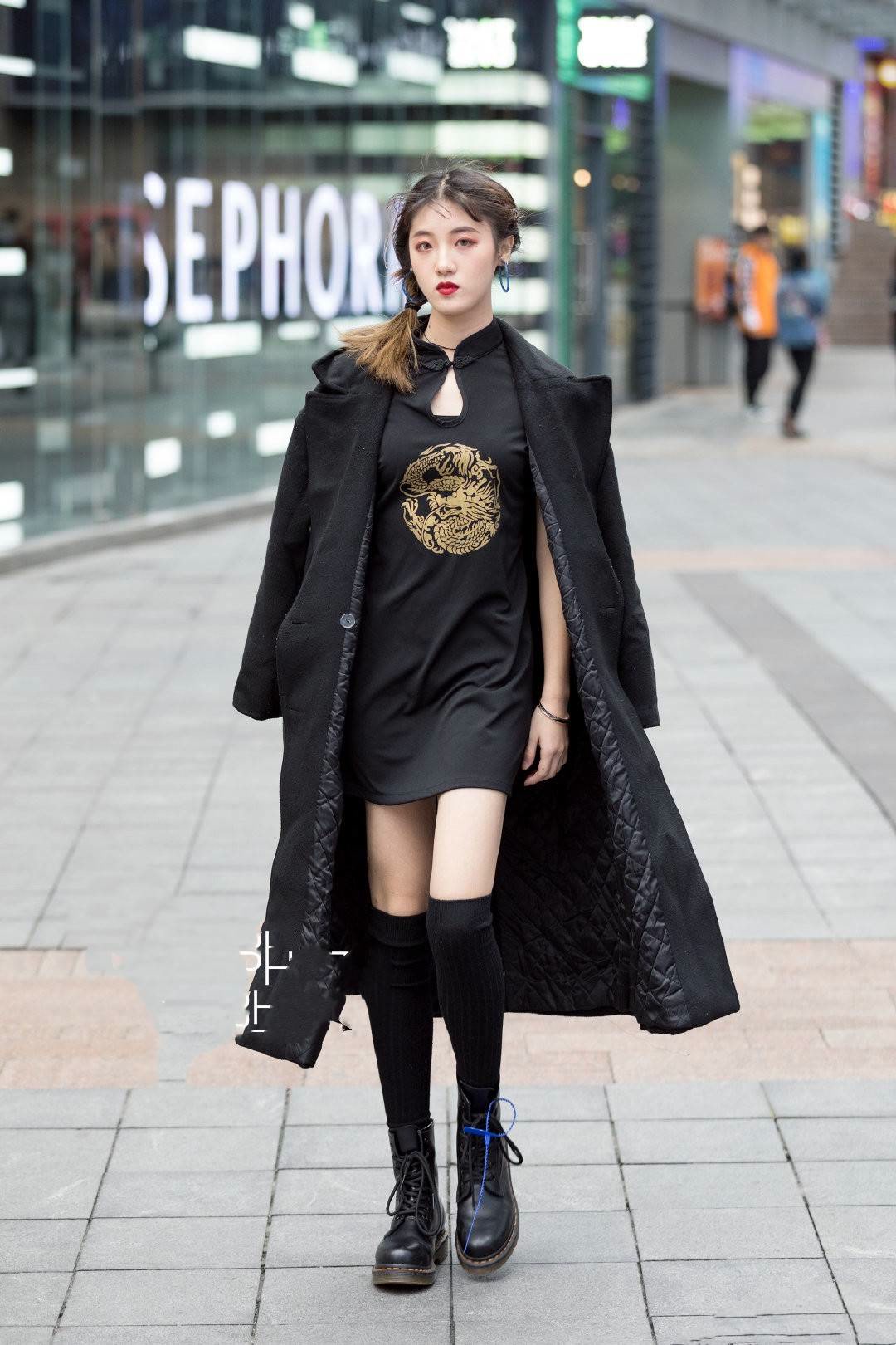 黑色中长款短袖搭配长款外套,下身则是高筒袜搭配高帮靴子,这样的穿搭