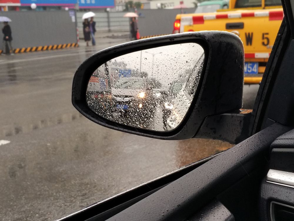 开车10年才知道,雨天后视镜有水不用擦,用一土办法,雨水全跑光
