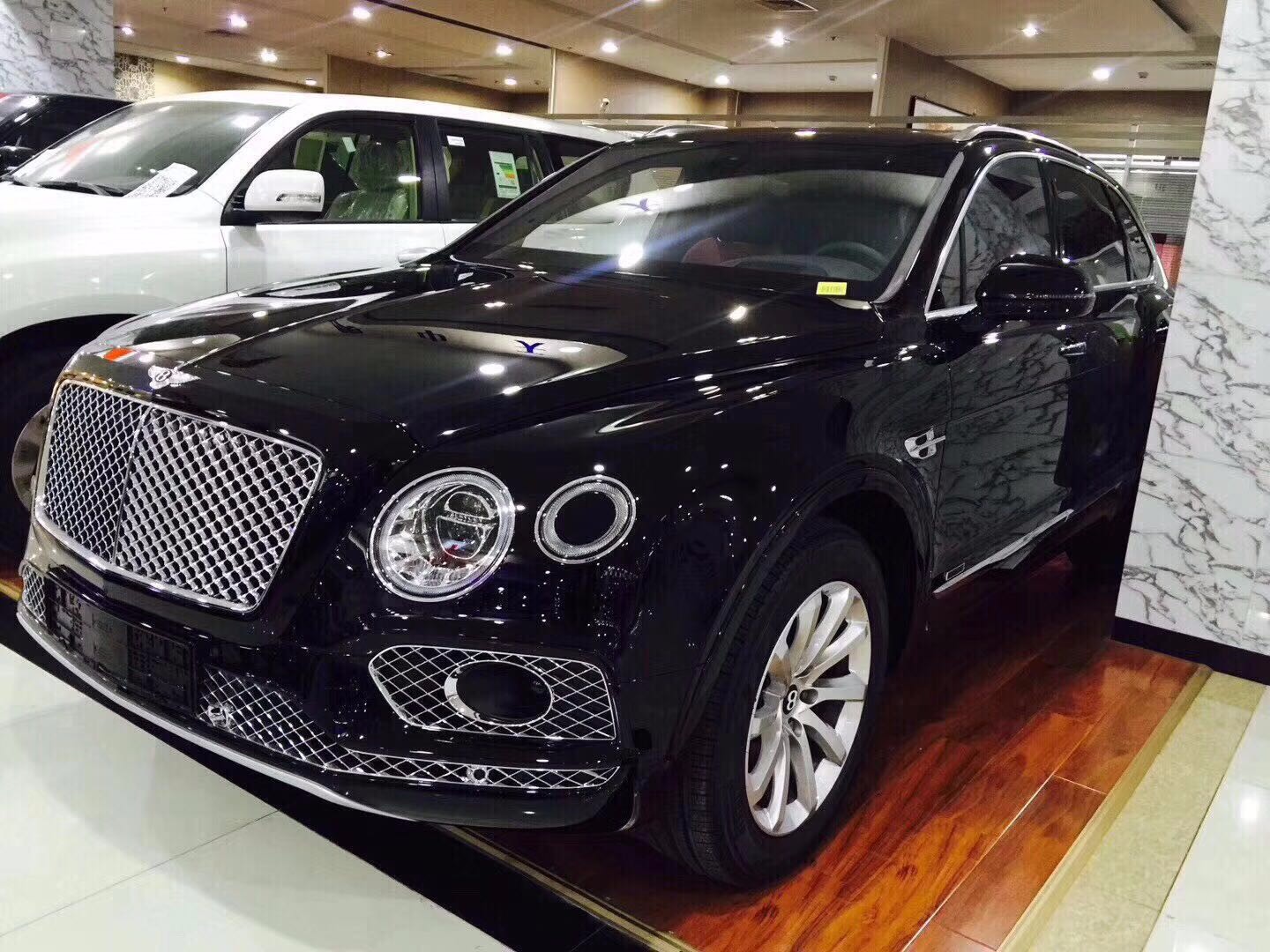 最便宜宾利suv来了,混动设计只卖250万,还能自动添酒