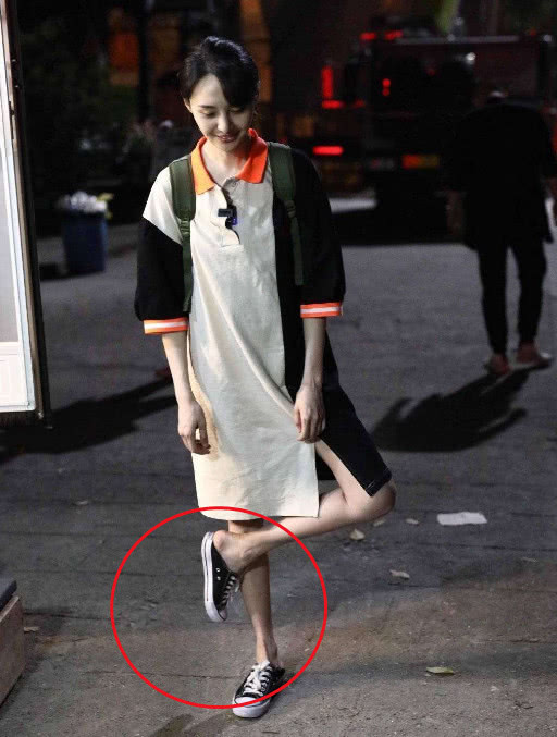 郑爽当众金鸡独立,看到她的"牙签腿",网友:确定有90斤吗?