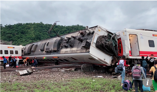 台湾一火车脱轨,造成至少17人死亡,100多人受伤