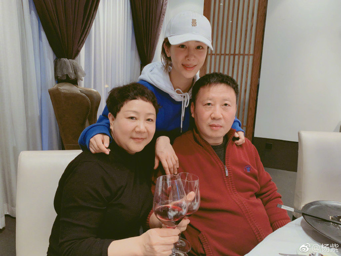 杨紫一家三口同框,爸妈搂在一起喝红酒,童年照太抢镜了